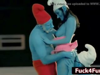 Charley üldözés -ban a smurfs paródia xxx