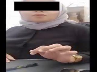 Hijab lassie avec grand seins heats son type à travail par webcam