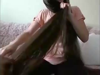 Magjepsës gjatë flokë brune hairplay qime brush e lagur qime